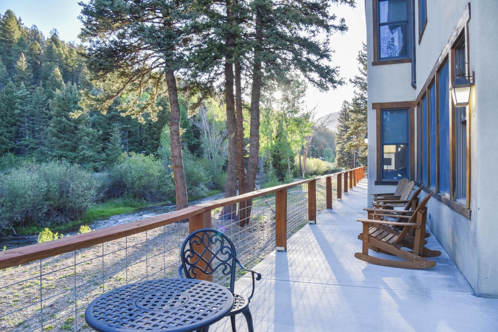 River Lyric Lodge - Formerly Double Dog Red River Exterior photo