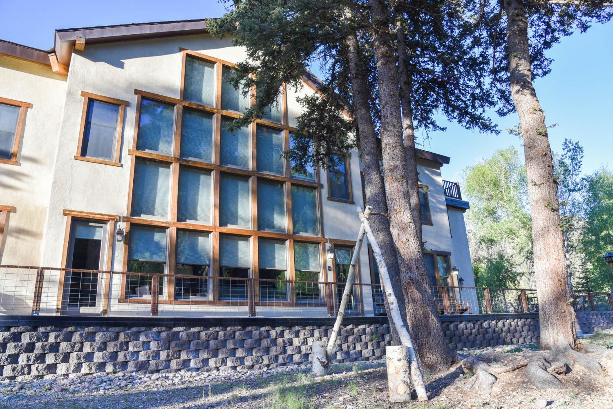 River Lyric Lodge - Formerly Double Dog Red River Exterior photo