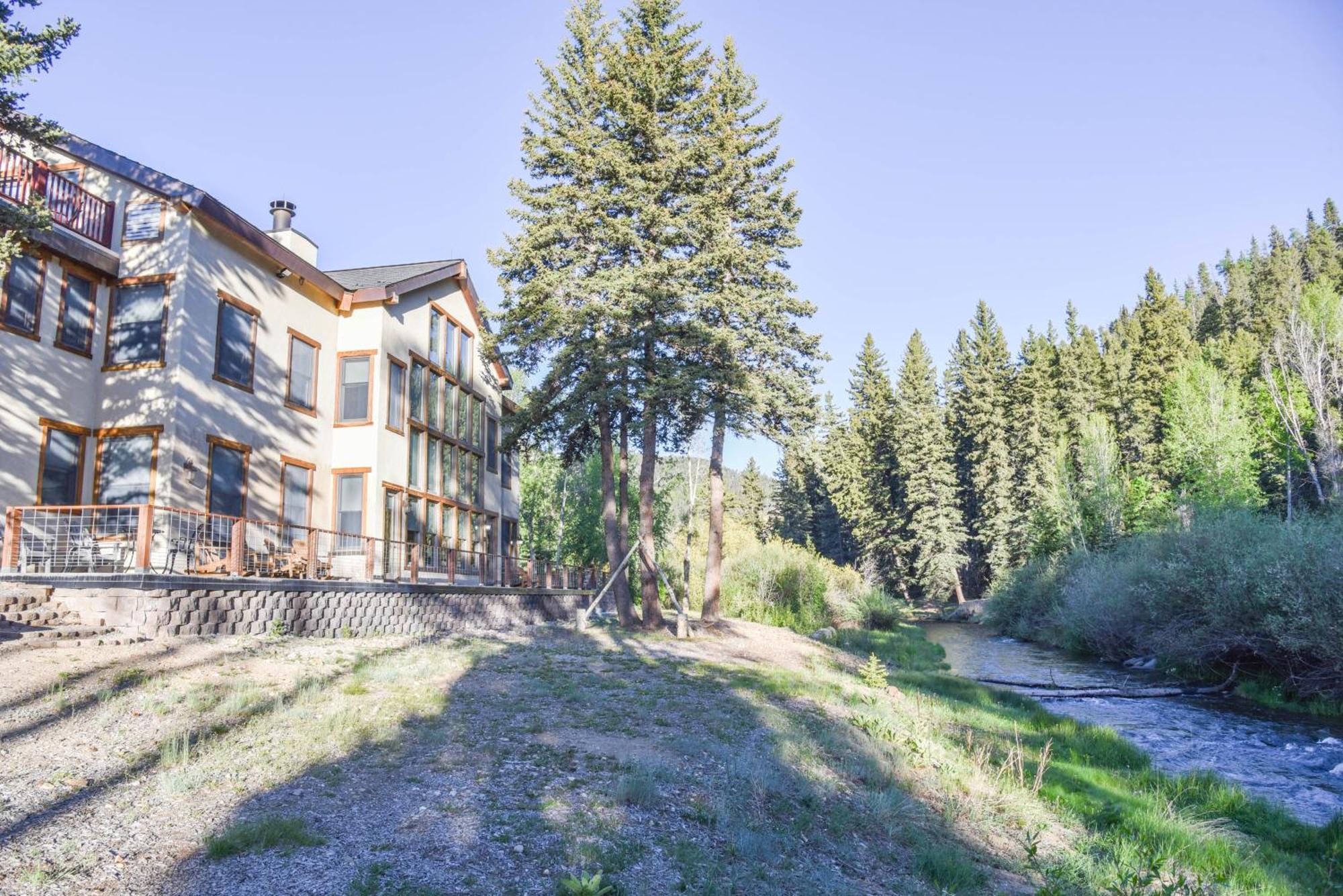 River Lyric Lodge - Formerly Double Dog Red River Exterior photo